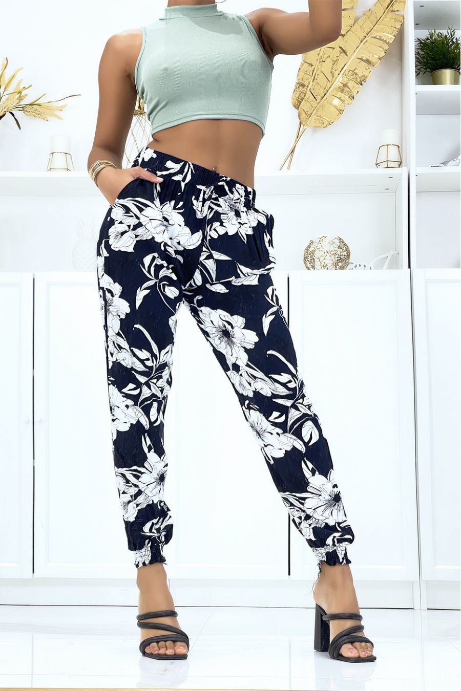 Pantalon marine à fleurs fluide élastique à la taille et aux chevilles  - 2