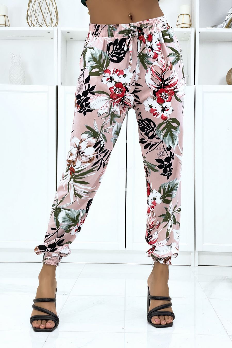 Pantalon rose à fleurs, fluide élastique à la taille et aux chevilles 