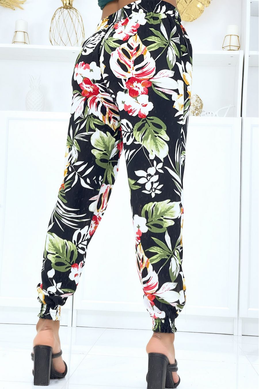 Zwarte broek met bloemenprint, soepele elastische taille en enkels - 4