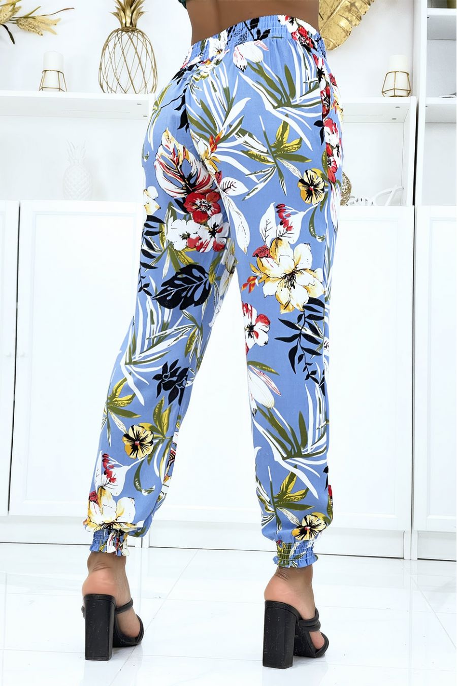Blauwe broek met bloemenprint, soepel vallende elastische taille en enkels - 3