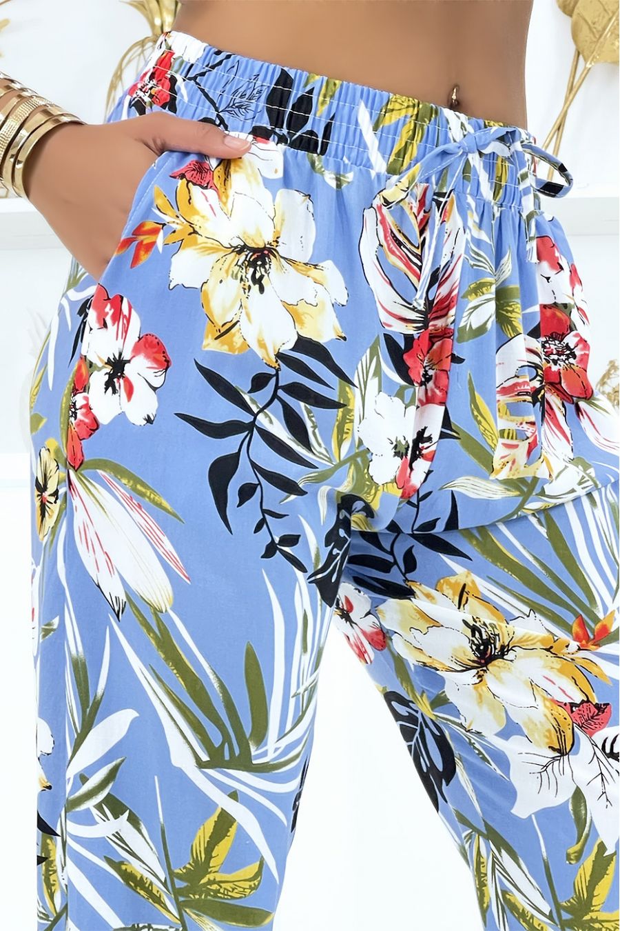 Blauwe broek met bloemenprint, soepel vallende elastische taille en enkels - 4