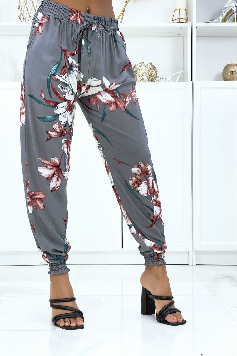Pantalon gris à fleurs, fluide élastique à la taille et aux chevilles - 2