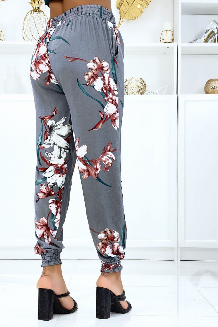 Grijze broek met bloemenprint, soepele elastische taille en enkels - 3