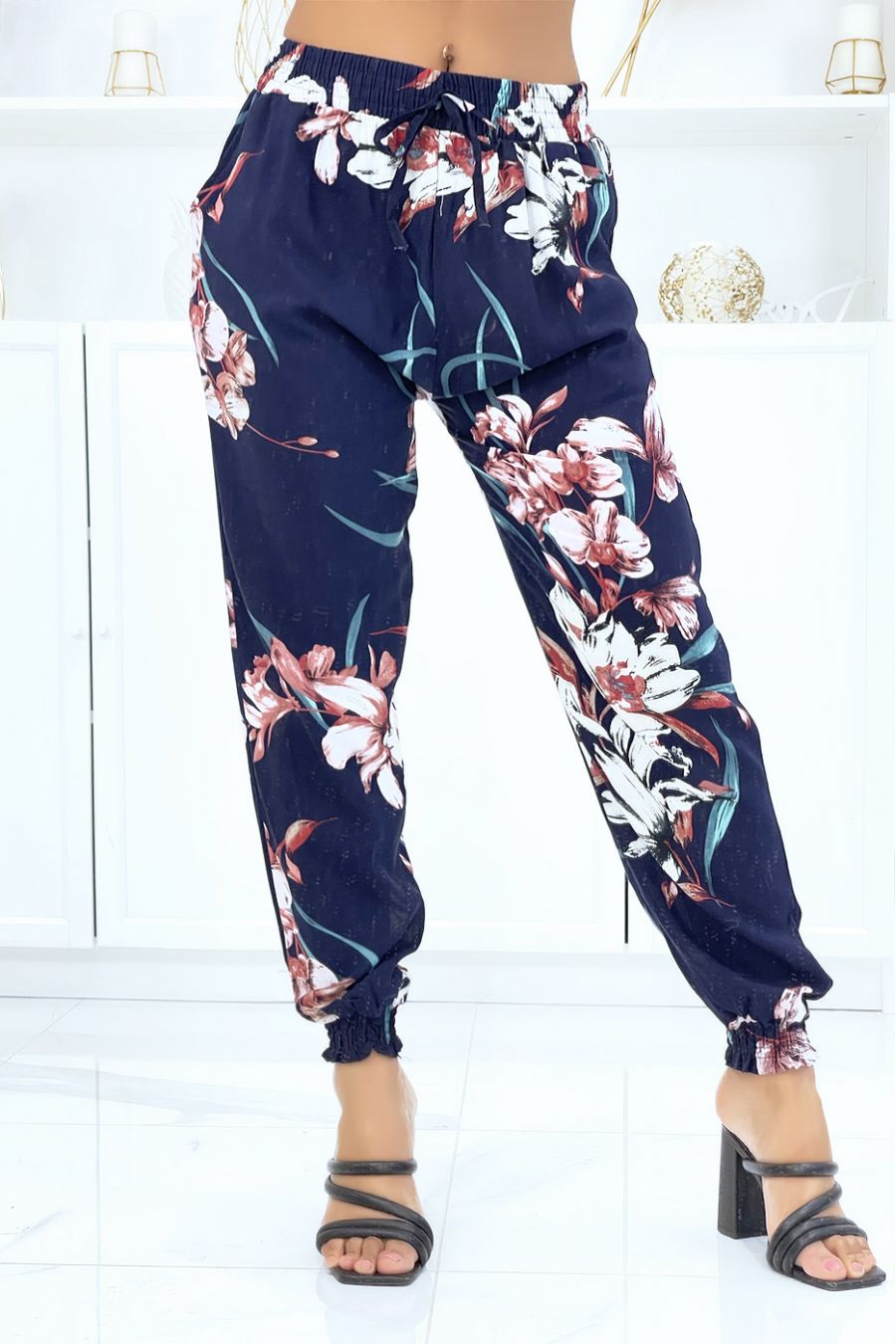Marineblauwe broek met bloemen, soepel vallende elastische taille en enkels - 2