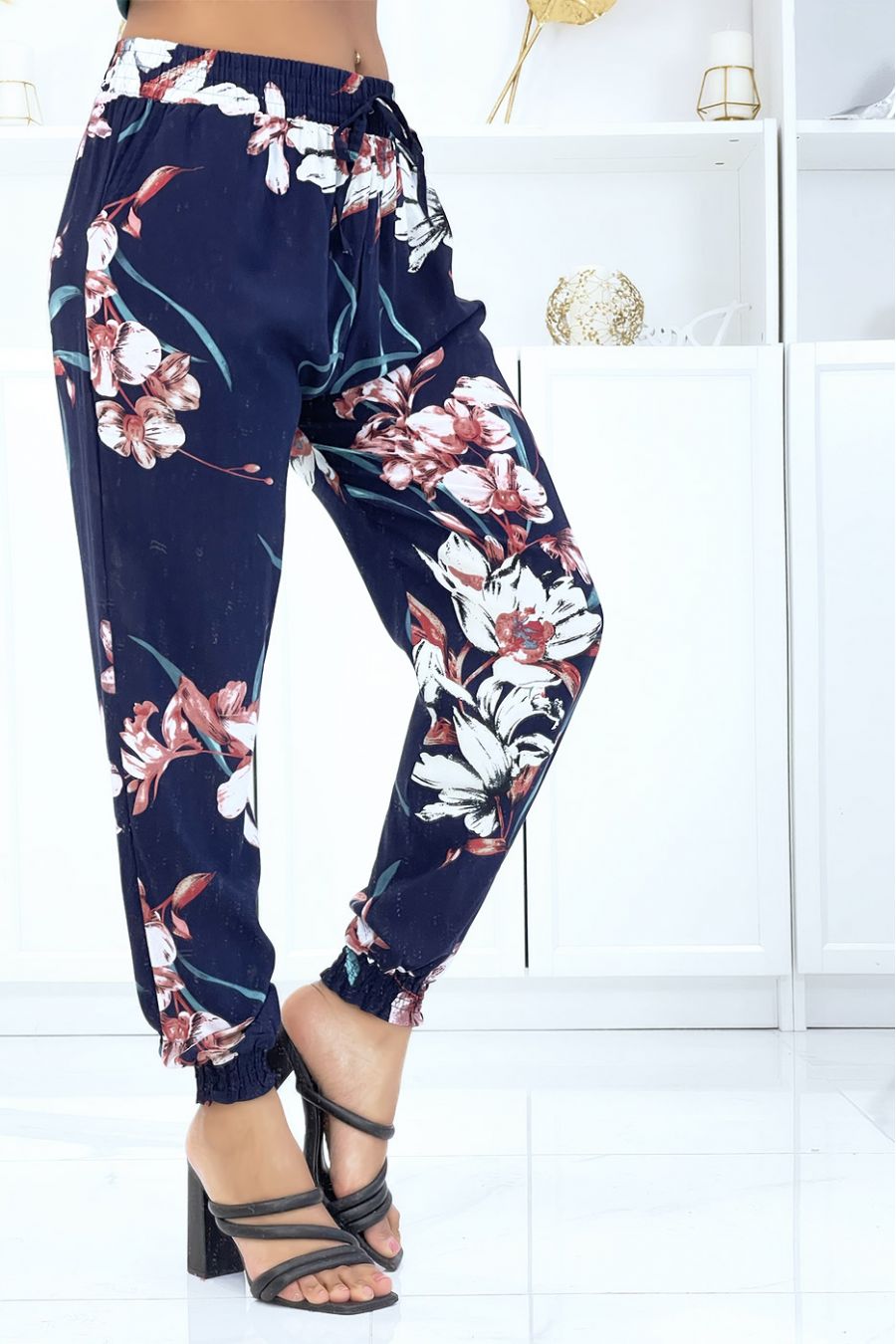 Marineblauwe broek met bloemen, soepel vallende elastische taille en enkels - 3