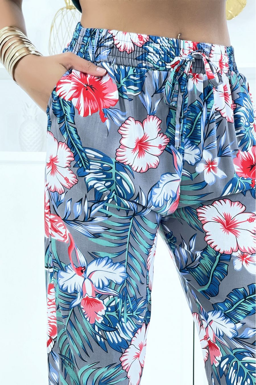 Grijze broek met bloemenpatroon, soepel vallende elastische taille en enkels - 4