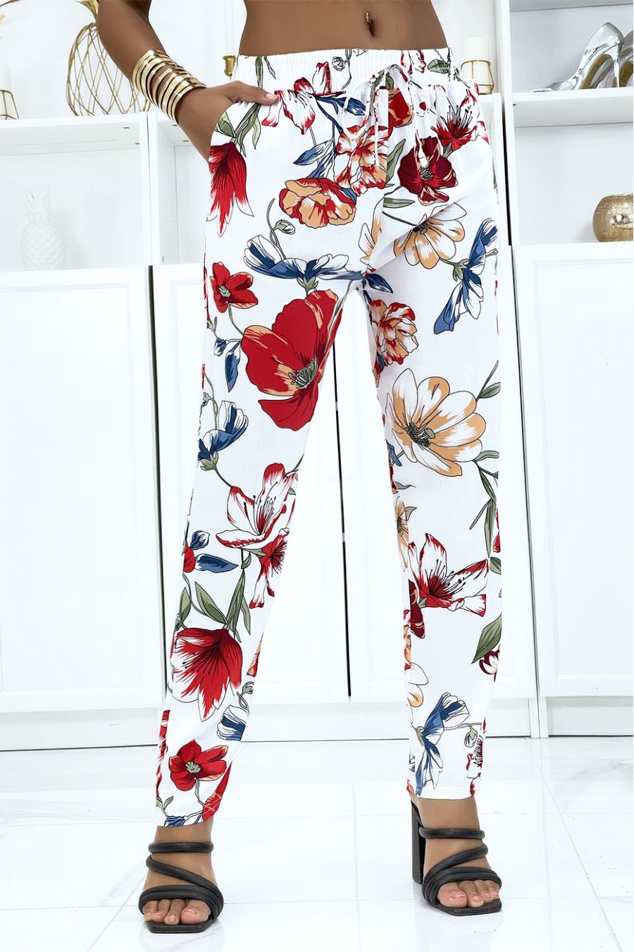 Witte broek met bloemenpatroon, soepel vallend elastiek in de taille - 1
