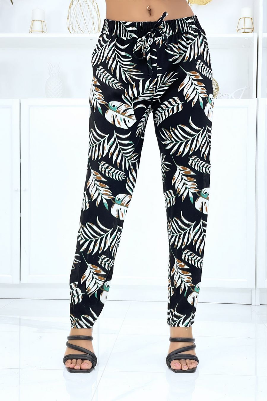 Zwarte broek met bladpatroon, soepel vallend elastiek in de taille - 1