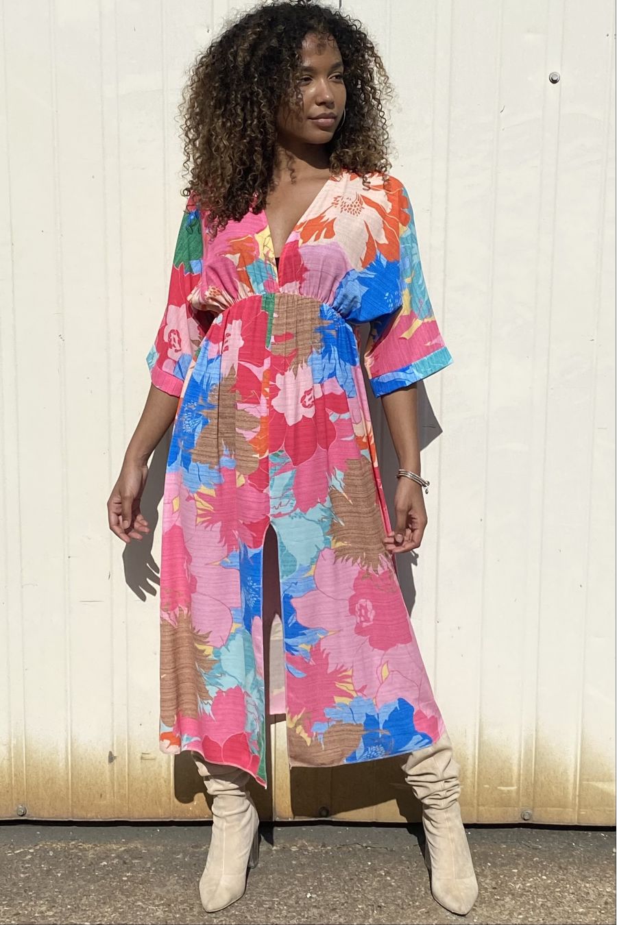 Veelkleurige lange roze zomerjurk met diepe v-hals - 1