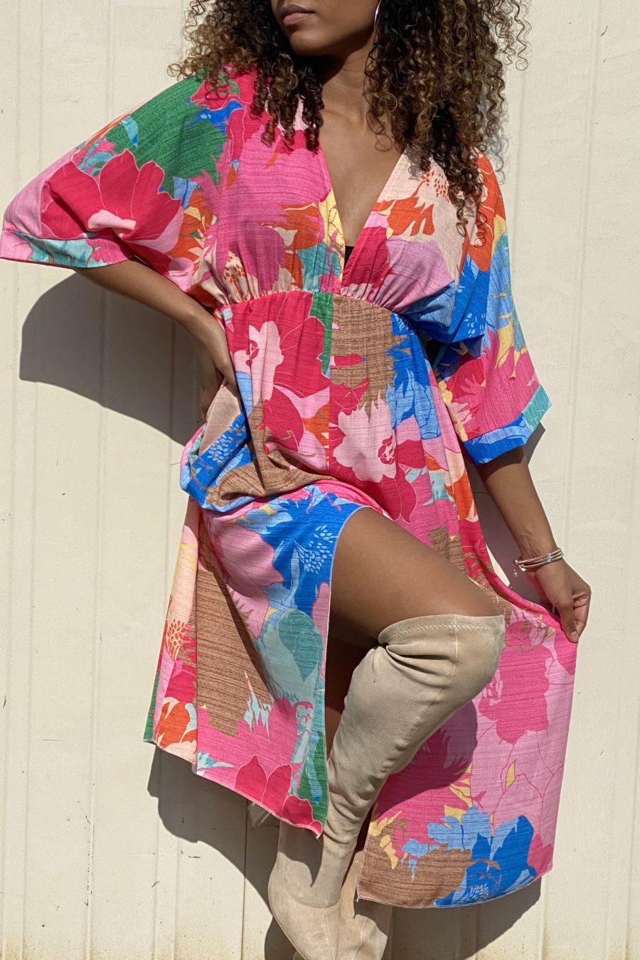 Veelkleurige lange roze zomerjurk met diepe v-hals - 3