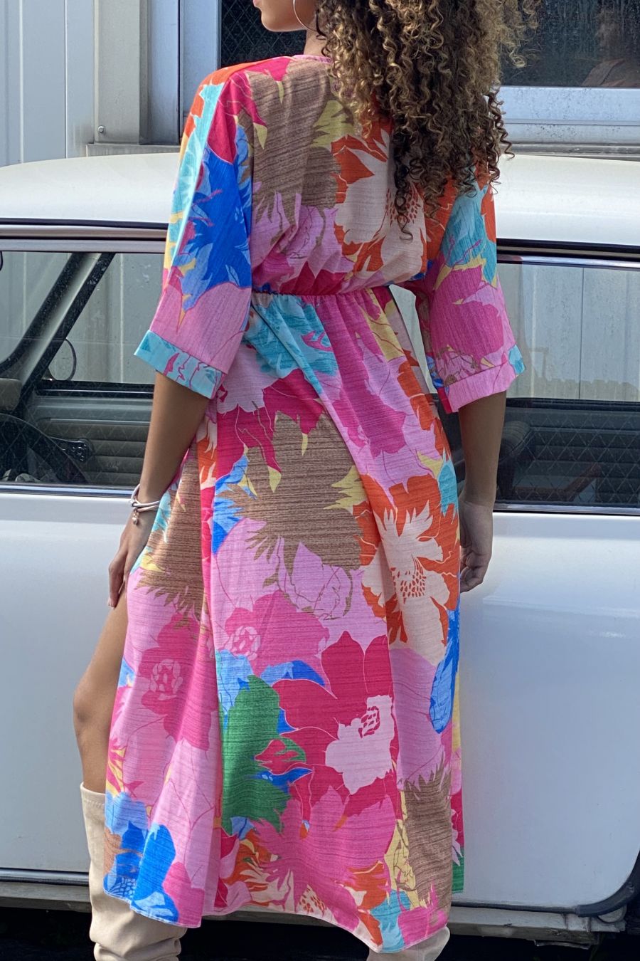 Veelkleurige lange roze zomerjurk met diepe v-hals - 4