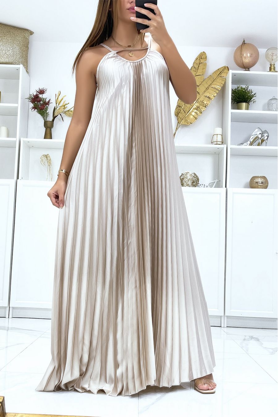 Robe longue beige satinée plissée et évasée - 1