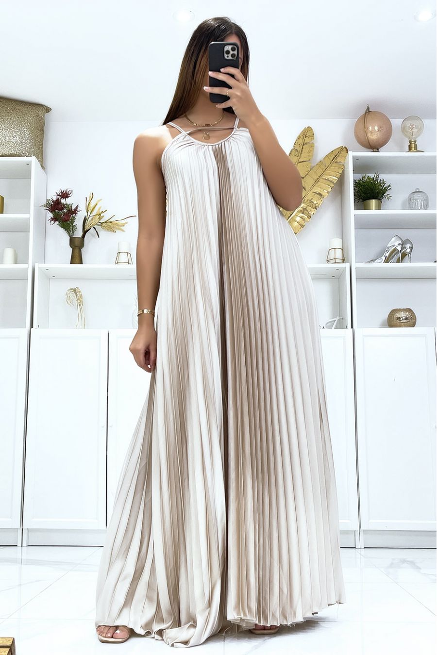 Robe longue beige satinée plissée et évasée - 2