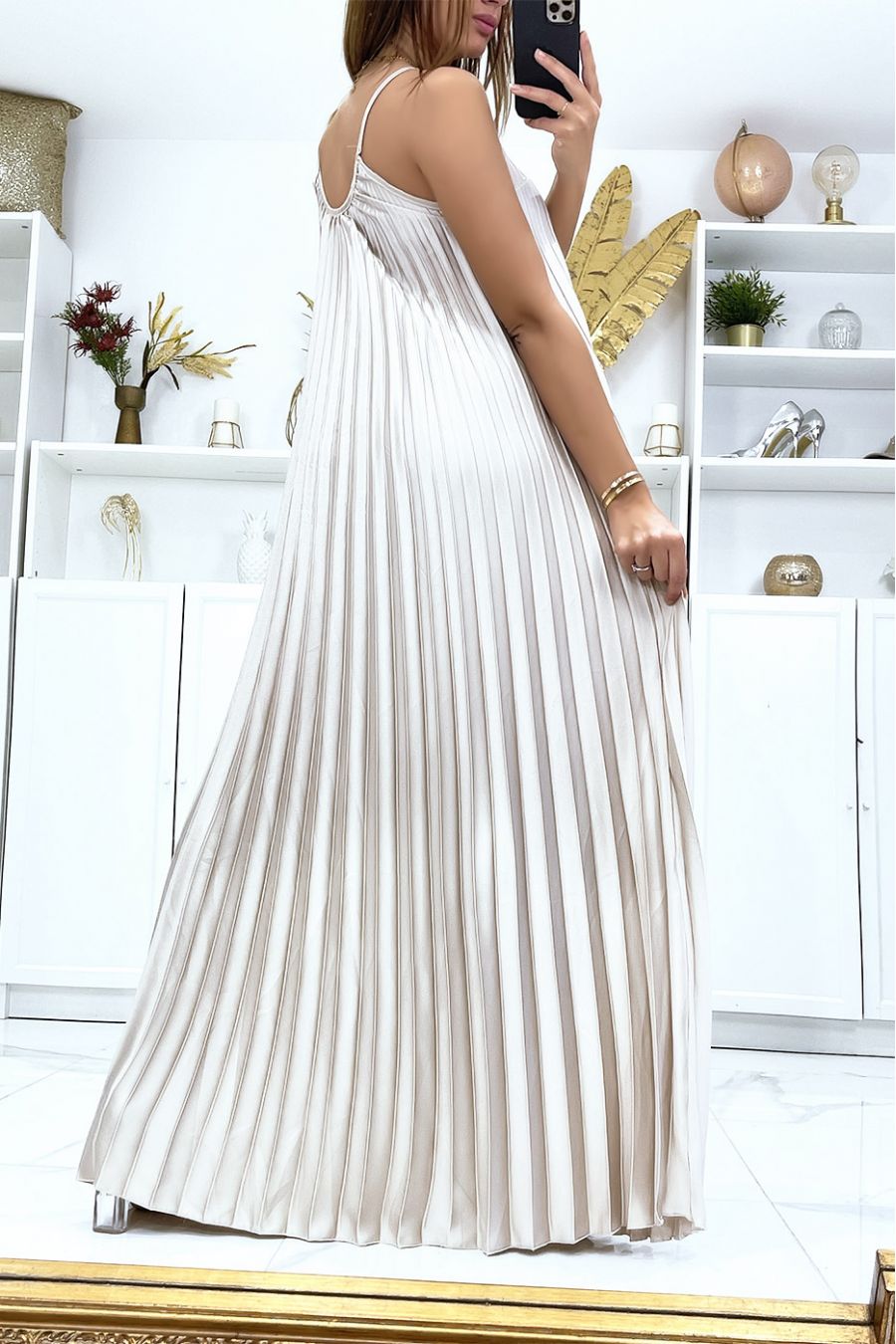 Robe longue beige satinée plissée et évasée - 4