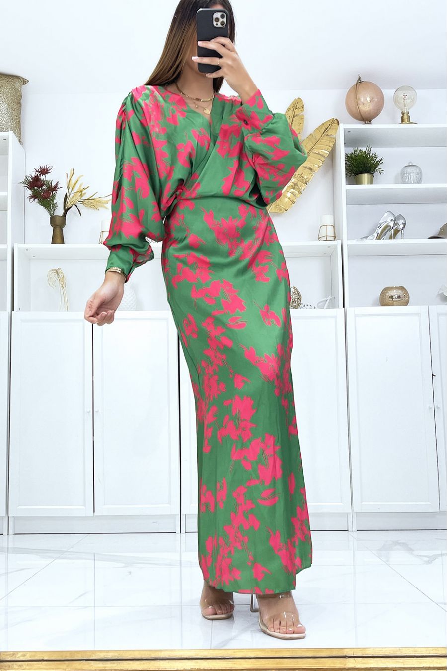 Robe longue verte satinée à col cache coeur évasé - 1