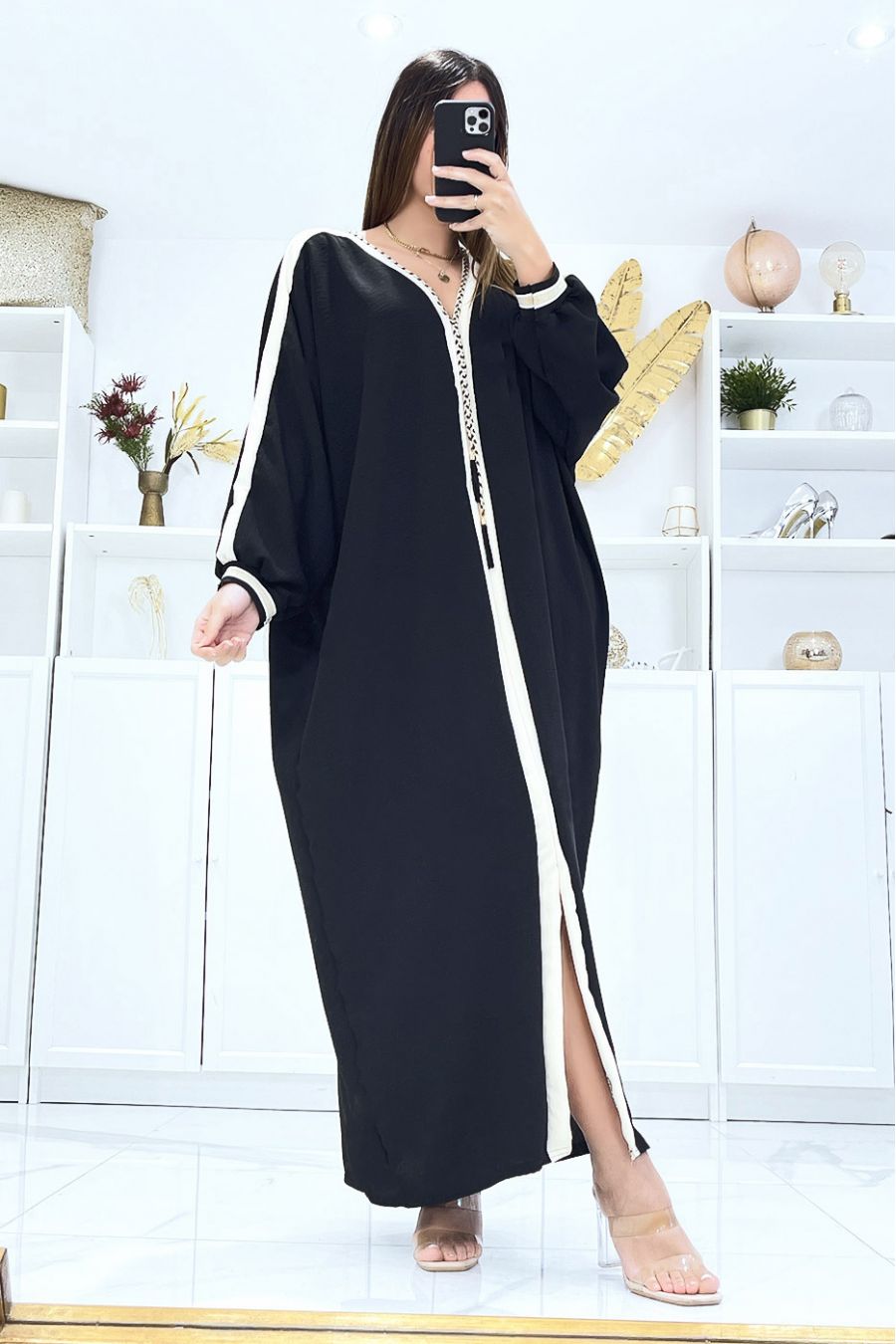Abaya noir à liseré beige et cordon doré au col - 1