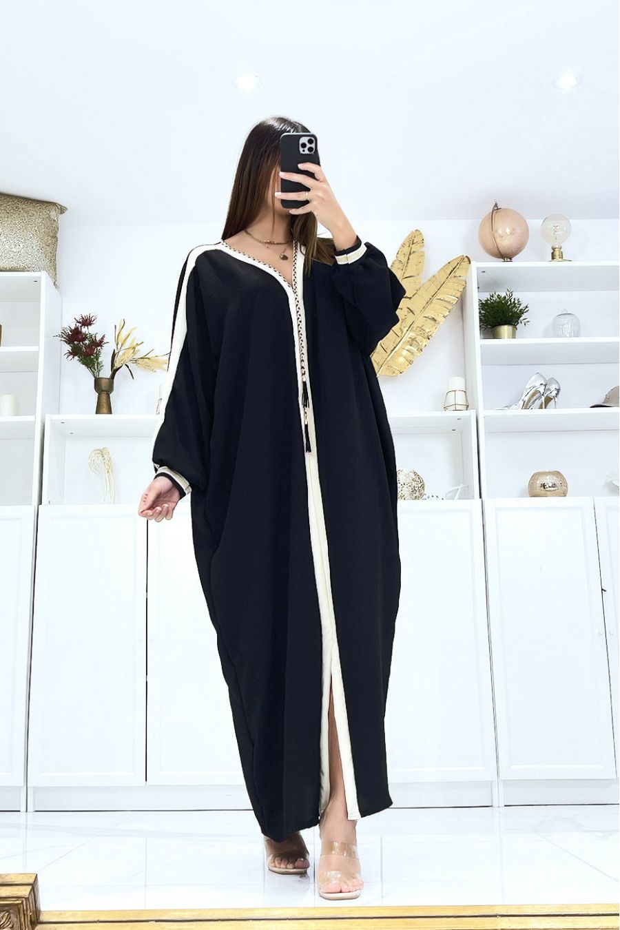 Abaya noir à liseré beige et cordon doré au col - 3