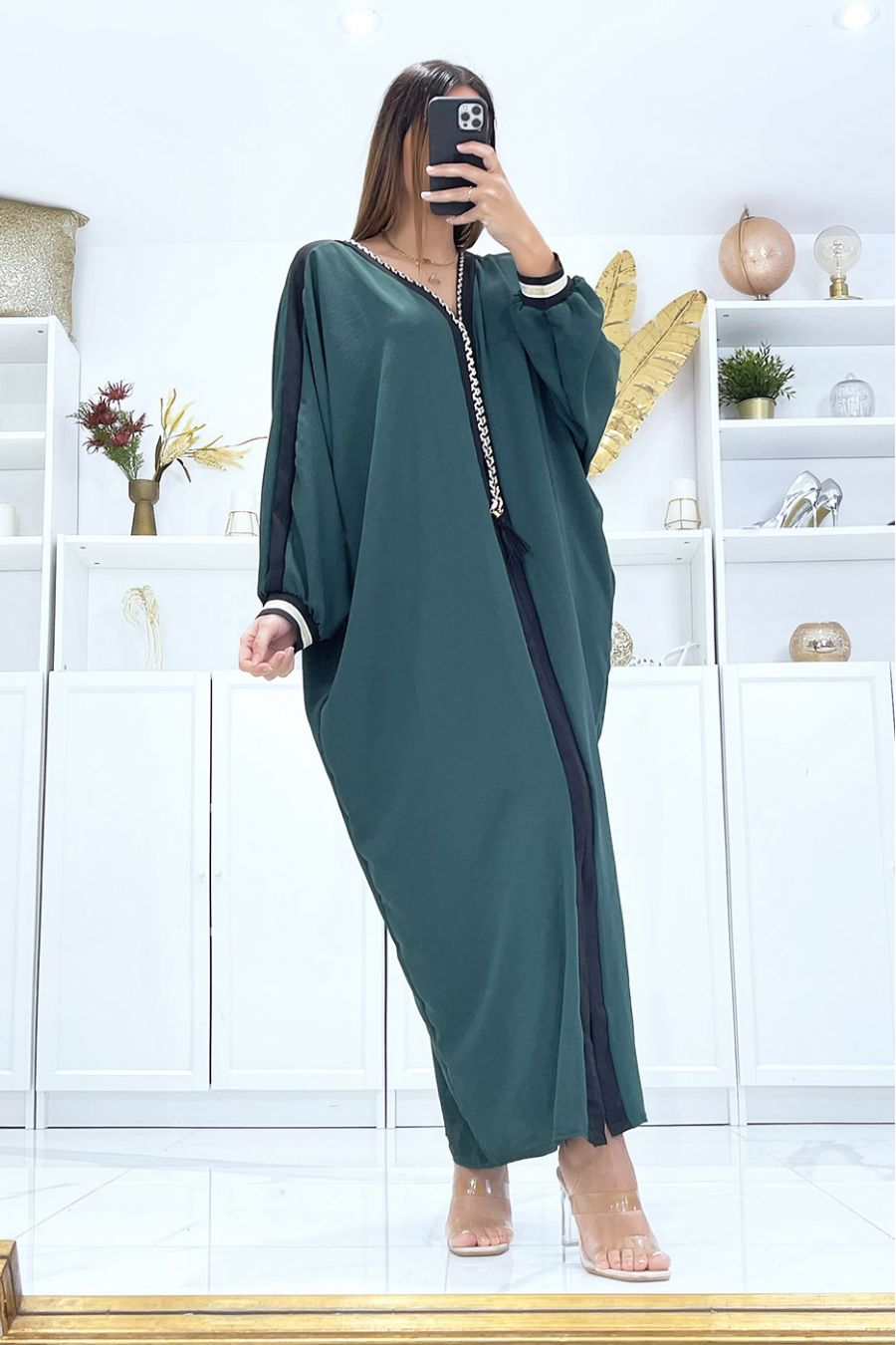 Kaki abaya met zwarte bies en gouden koord bij de kraag - 1