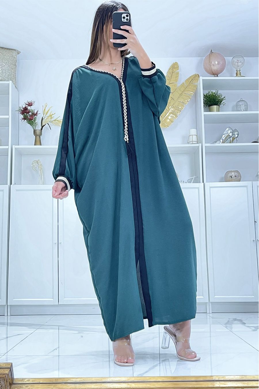 Abaya kaki à liseré noir et cordon doré au col - 3