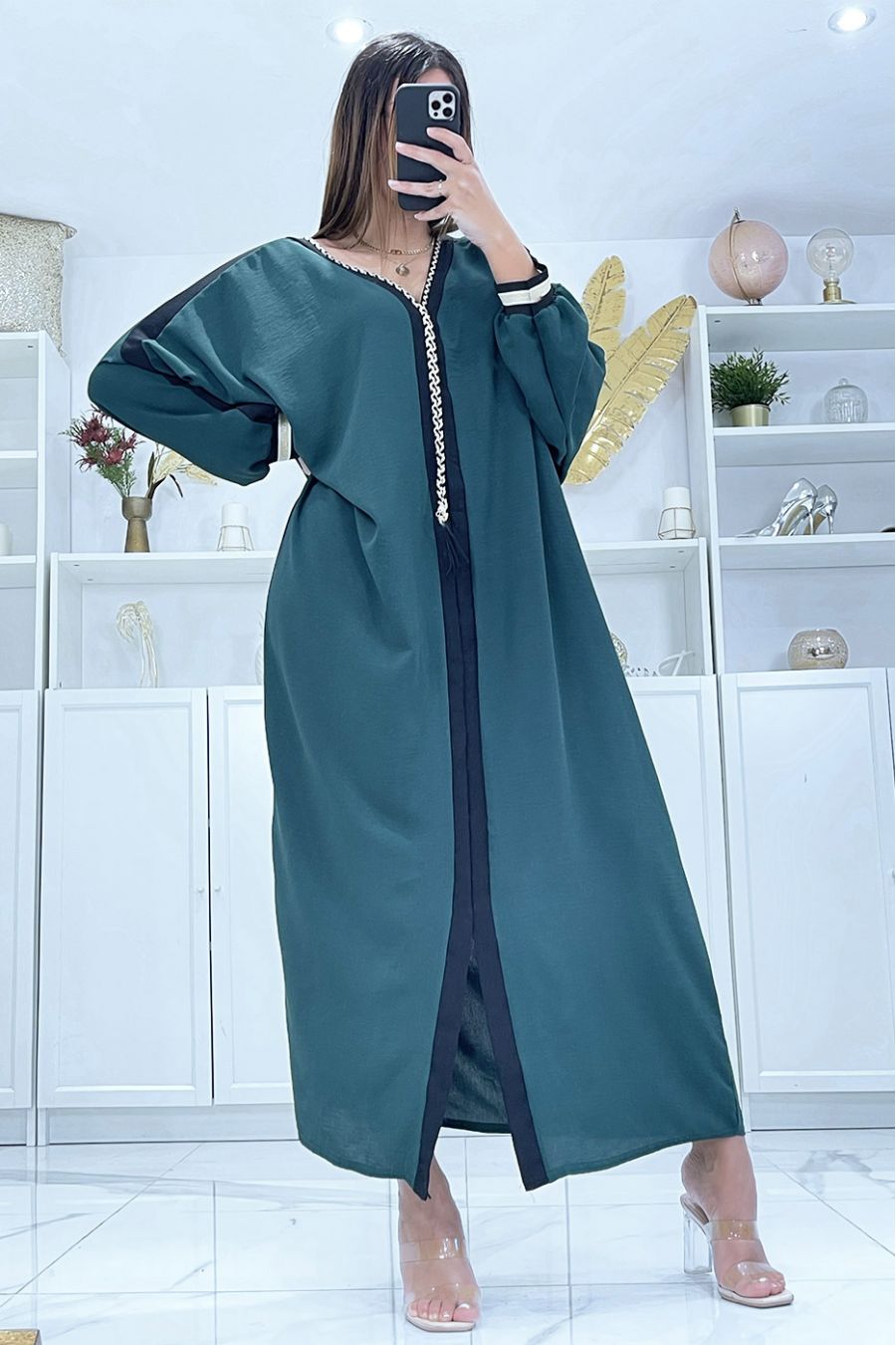 Abaya kaki à liseré noir et cordon doré au col - 4