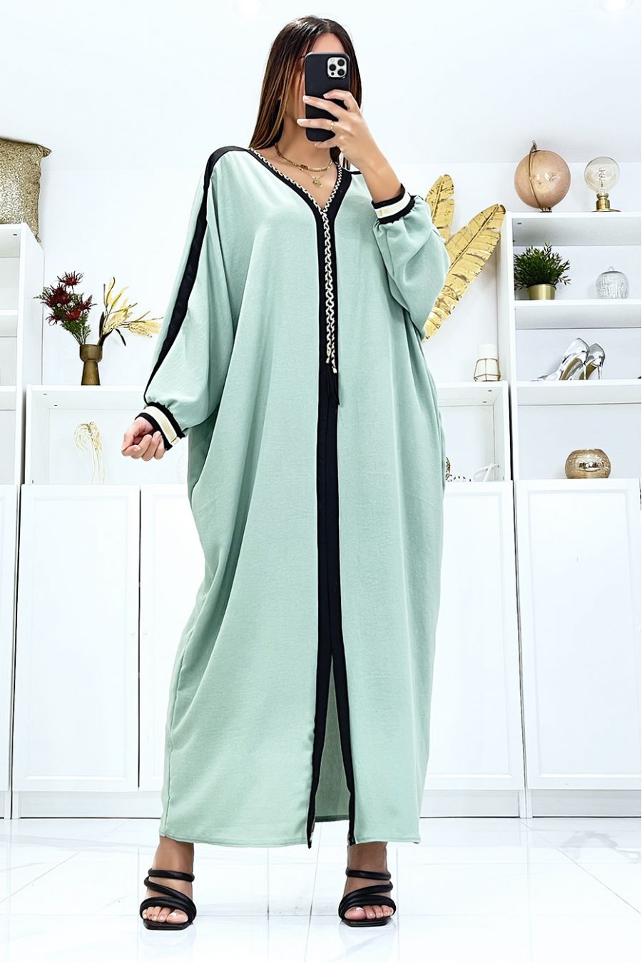 Abaya vert d'eau à liseré noir et cordon doré au col - 1