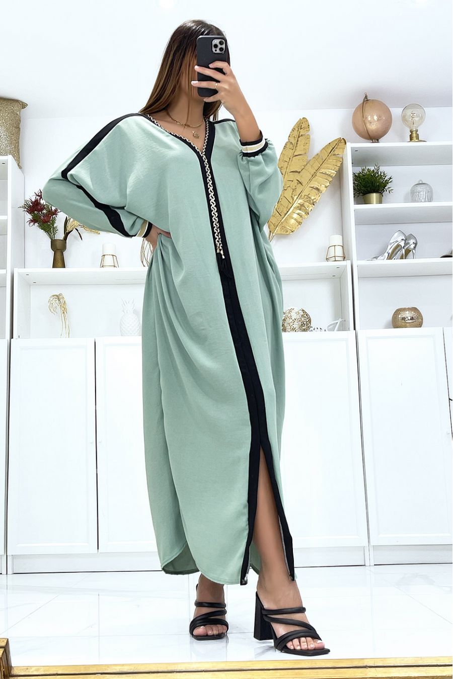 Abaya vert d'eau à liseré noir et cordon doré au col - 3
