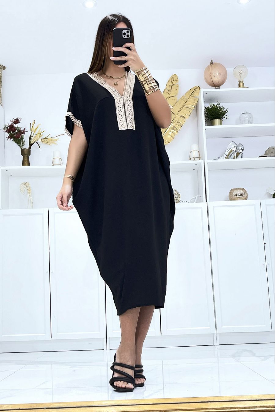 Robe noire à manches courtes et broderie aux manches et au col - 1