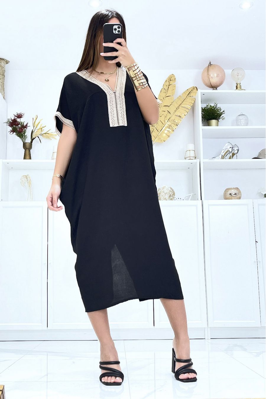 Zwarte jurk met korte mouwen en borduursel op de mouwen en kraag - 2