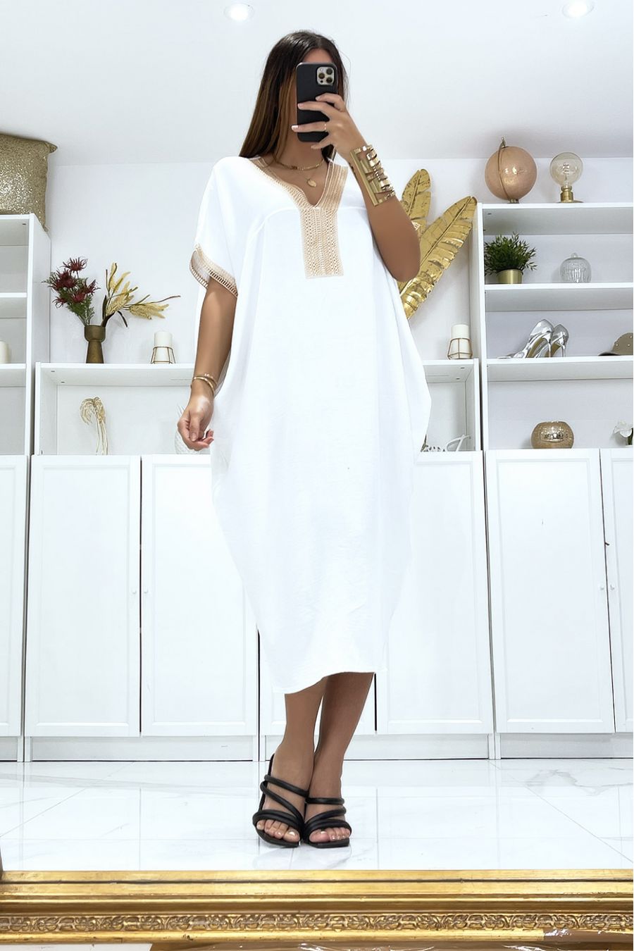 Robe blanche à manches courtes et broderie aux manches et au col - 1