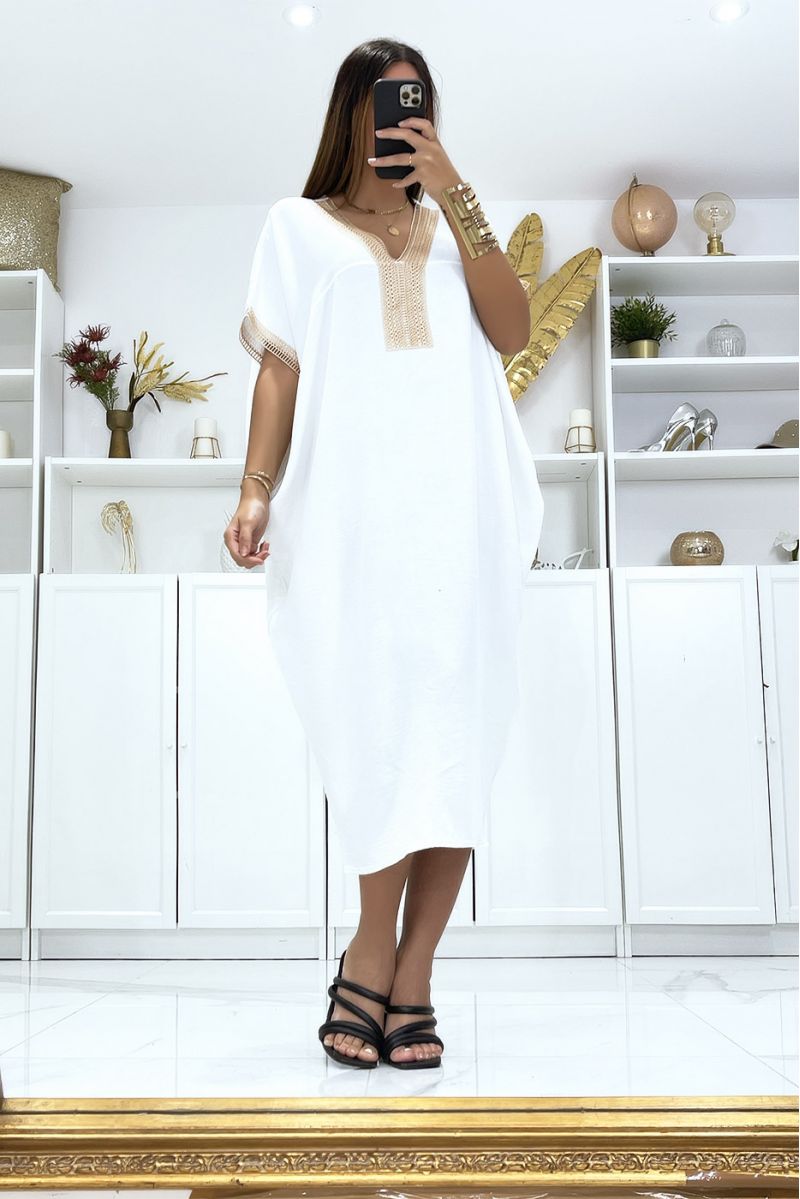 White dress with short sleeves and embroidery on the sleeves and collar - 1