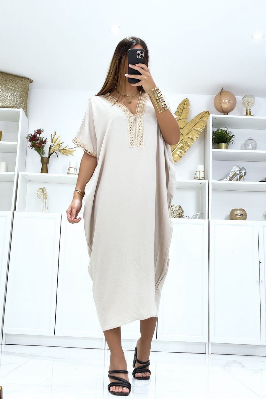 Beige jurk met korte mouwen en borduursel op de mouwen en kraag - 3