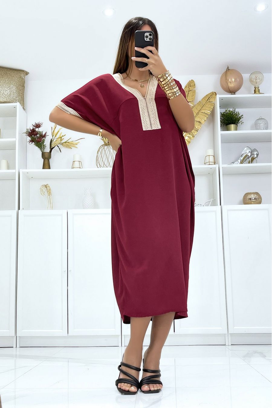 Robe bordeaux à manches courtes et broderie aux manches et au col - 1