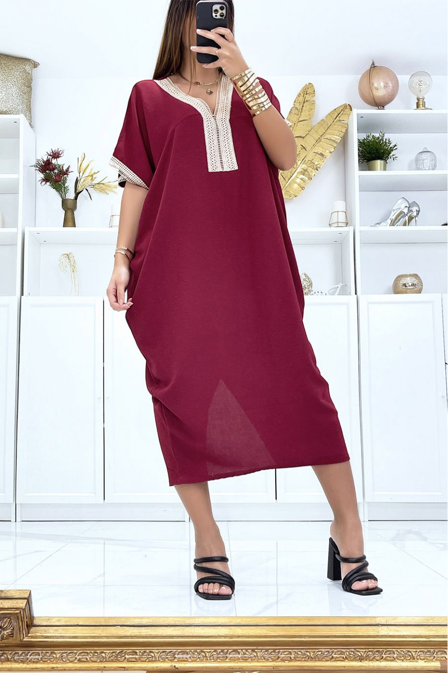 Robe bordeaux à manches courtes et broderie aux manches et au col - 2