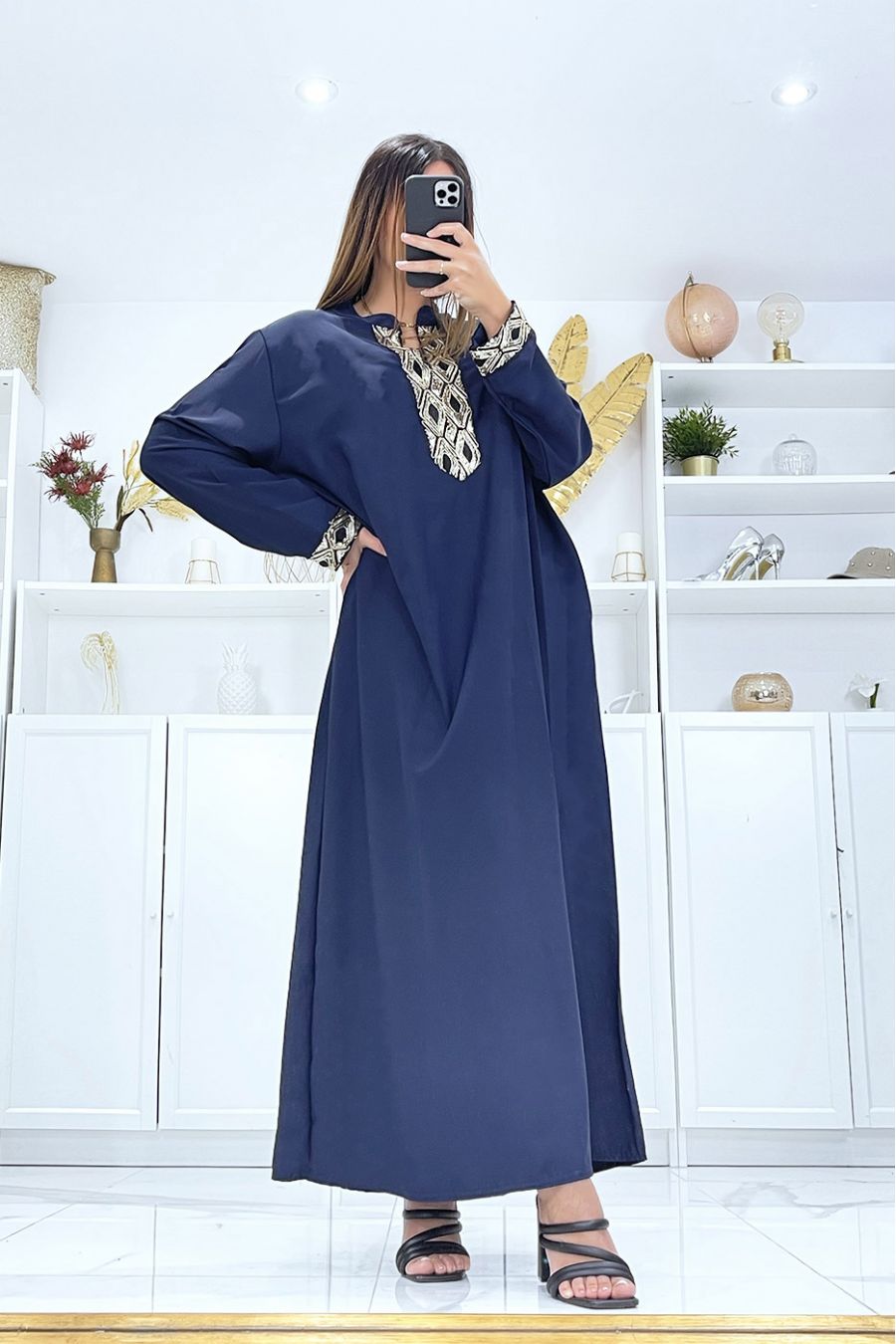 Marineblauwe jurk met lange mouwen en pailletten op de mouwen en kraag - 3