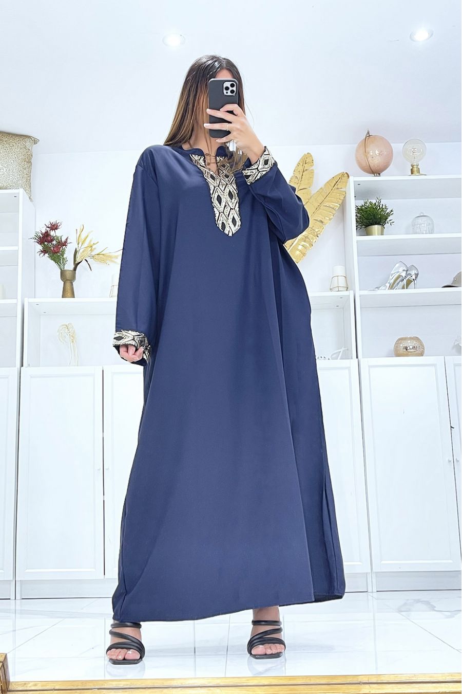 Marineblauwe jurk met lange mouwen en pailletten op de mouwen en kraag - 4