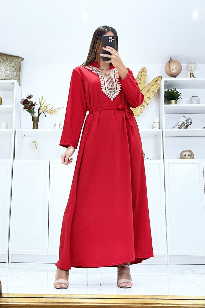 Lange rode jurk met lange mouwen en borduursel op de kraag - 1