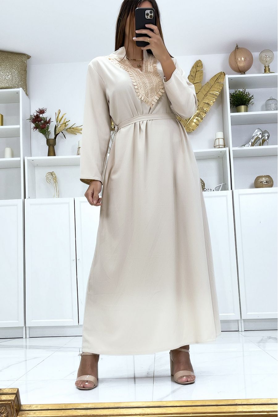 Lange beige jurk met lange mouwen en borduursel op de kraag - 3