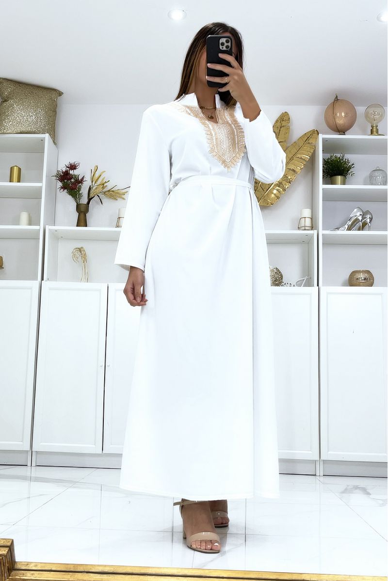 Lange witte jurk met lange mouwen en borduursel op de kraag - 3