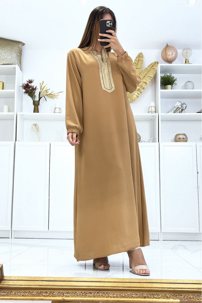 Camel dress with long sleeves and gold embroidered collar - 2