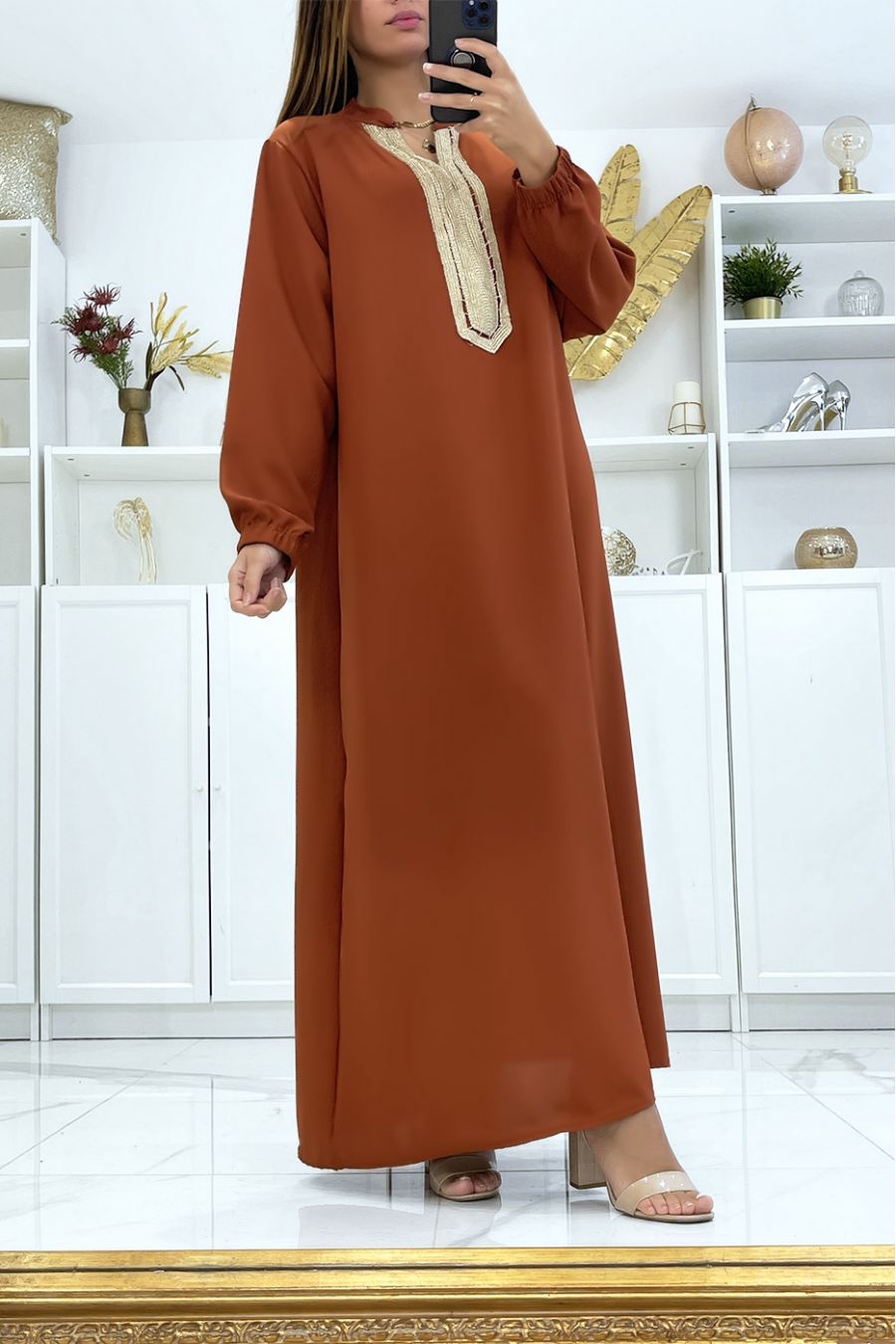 Robe cognac à manches longues et col brodé or - 2