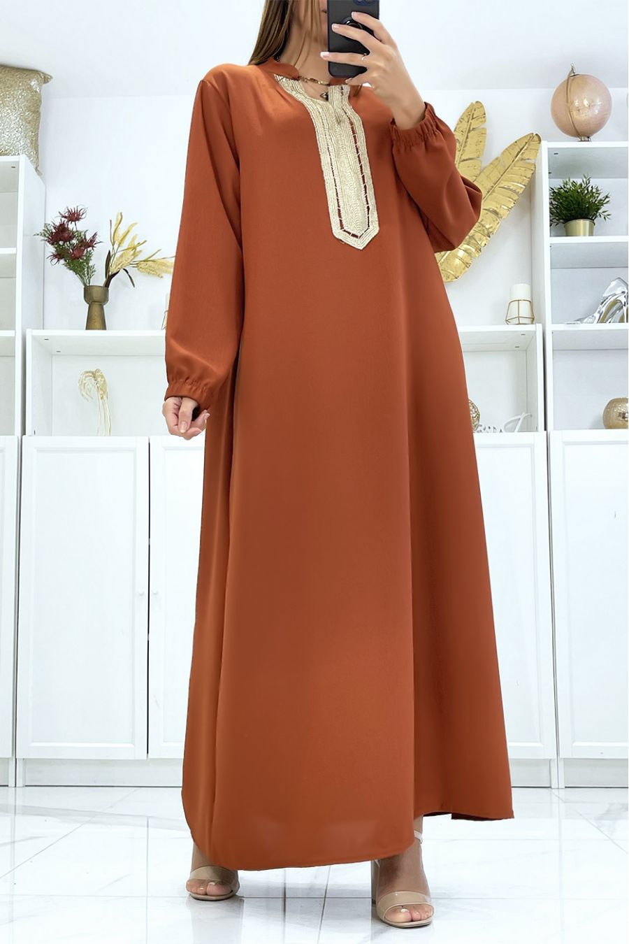 Robe cognac à manches longues et col brodé or - 3