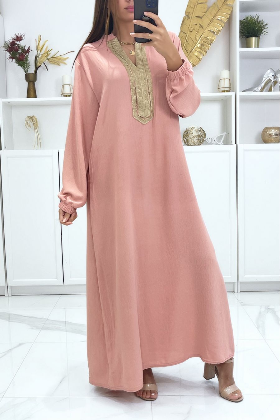 Roze jurk met lange mouwen en goud geborduurde kraag - 2