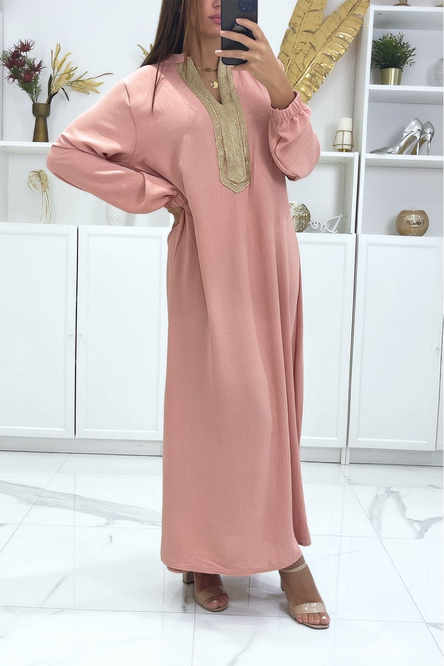 Roze jurk met lange mouwen en goud geborduurde kraag - 3