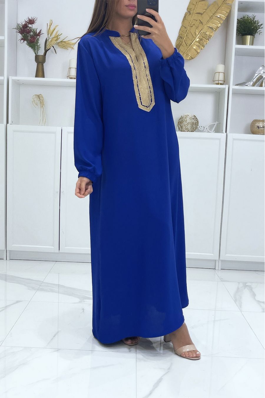 Royal dress with long sleeves and gold embroidered collar - 3