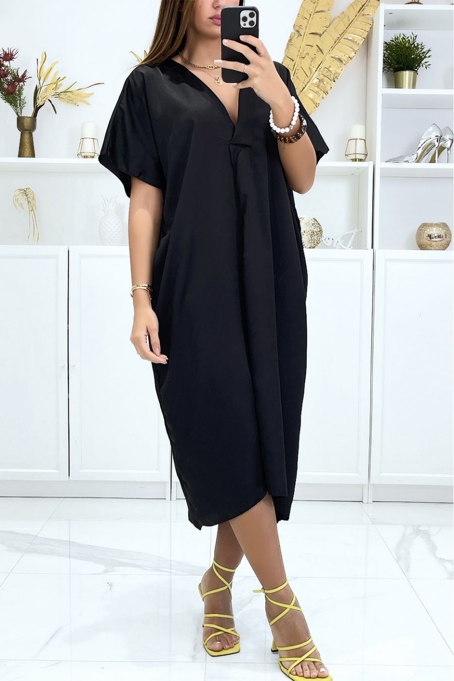 Robe mi-longue noire satinée à col plongeant - 1