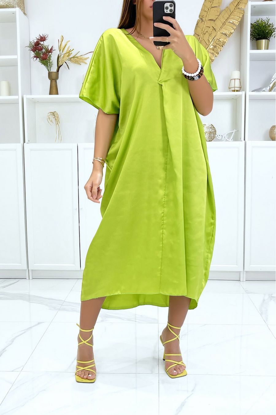 Robe mi-longue vert anis satinée à col plongeant - 1