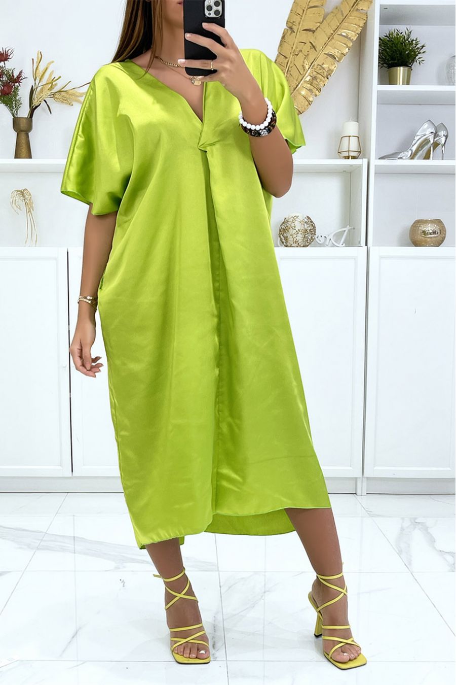 Anijsgroene satijnen midi-jurk met diep uitgesneden hals - 2