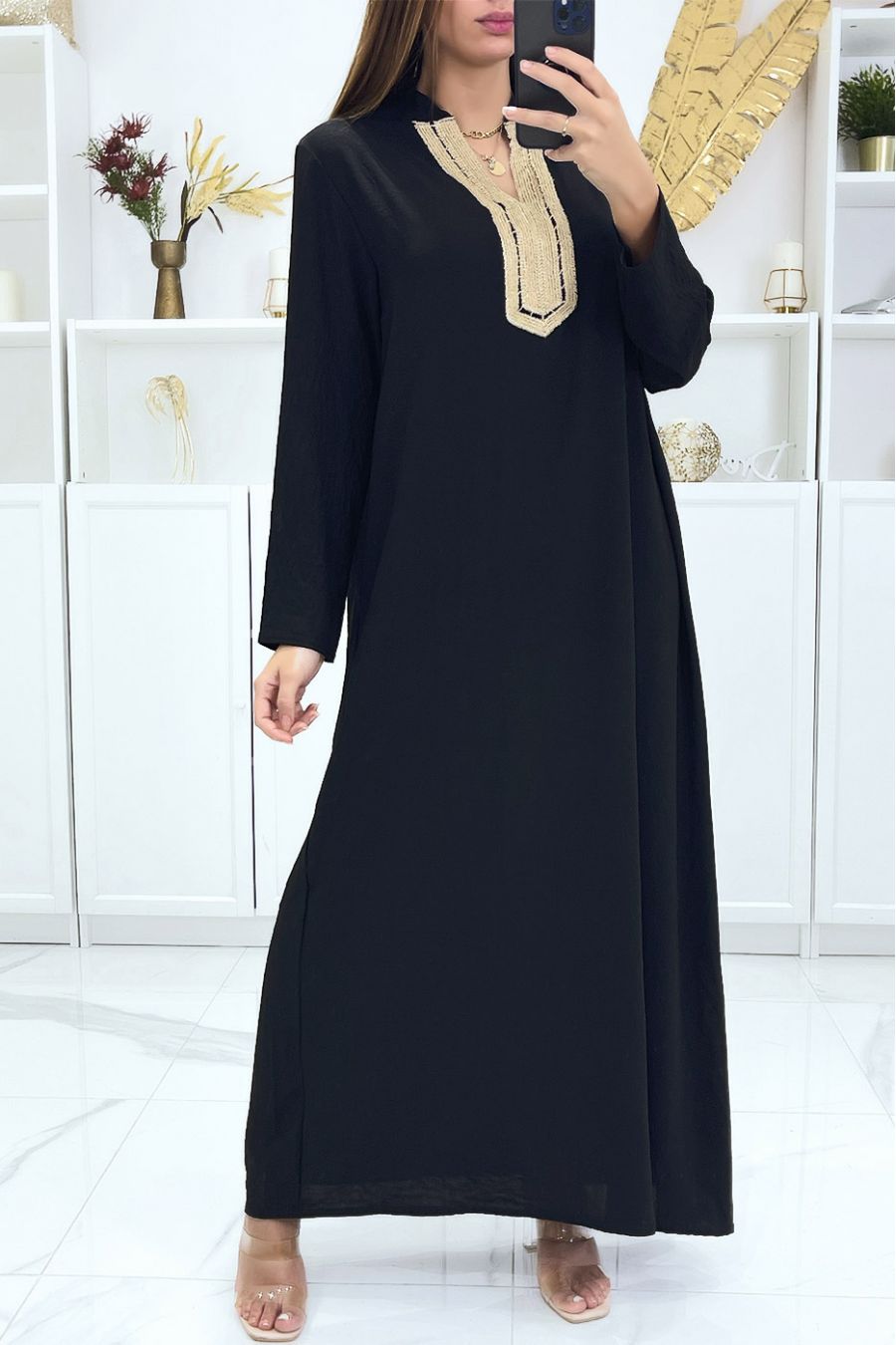 Abaya longue noire à manches longues et broderie dorée au col  - 1