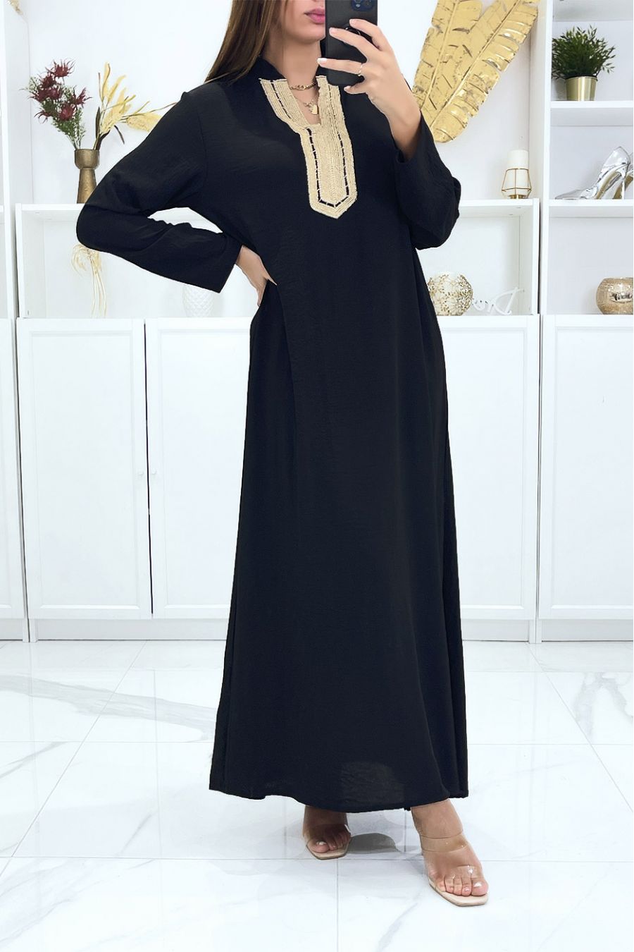 Lange zwarte abaya met lange mouwen en gouden borduursel op de kraag - 2