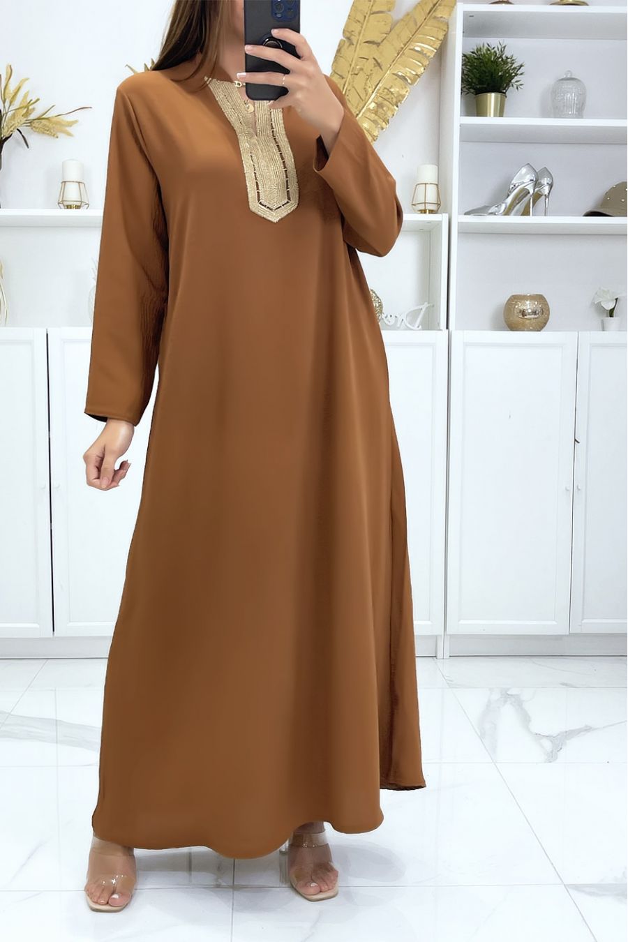 Lange cognac abaya met lange mouwen en goud borduursel op de kraag - 1